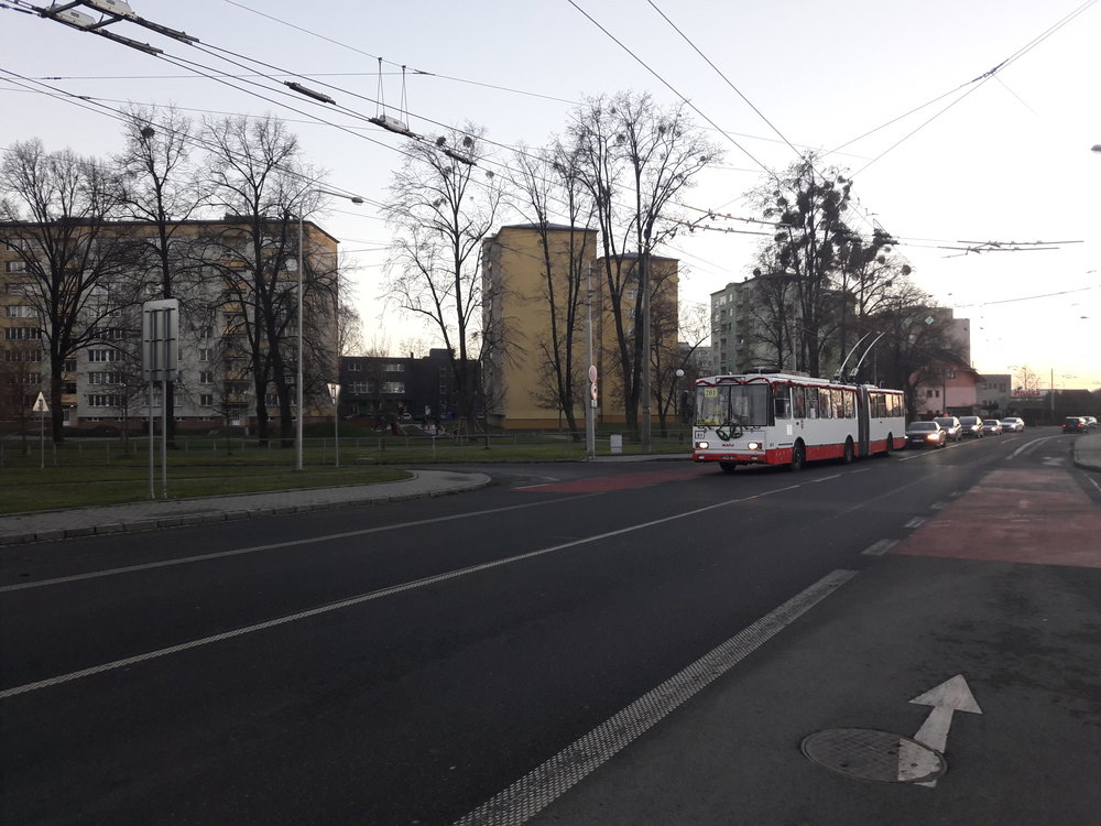 Trolejbus jede od vozovny.