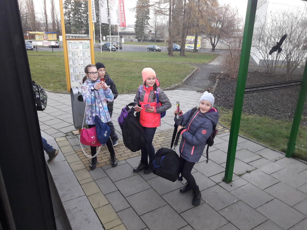 Mnohé děti při příjezdu vyzdobeného trolejbusu neskrývaly radost, jen málokteré z nich totiž věděly, že na jejich spoji se budou promenádovat zvláštní bytosti. Tím se jim cesta ze školy či do kroužku rázem zpříjemnila. Menší děti ale občas propukaly v pláč.
