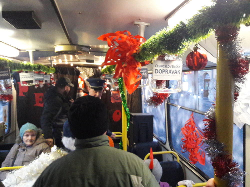 Občas nebylo ve voze k hnutí.