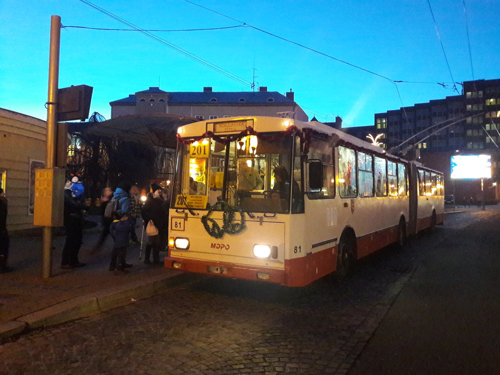 Lidé se do trolejbusu soukali i po setmění, kdy se v něm rozsvítily i žárovičky.