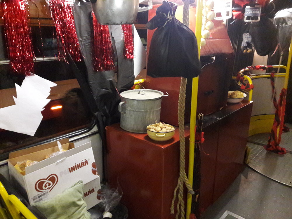 V tomto kotli se dle slov přítomného Mikuláše smažily neposlušné děti. Pro ty hodné byly připraveny například perníky nebo bonbónky.