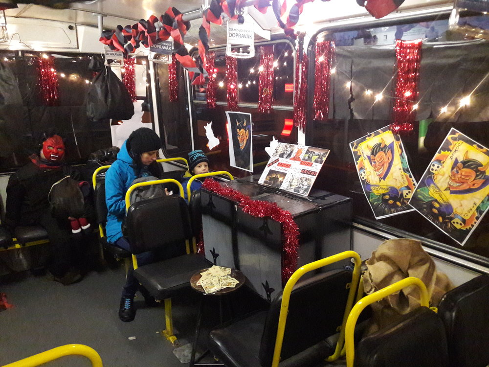 Zadní část trolejbusu sloužila jako peklo a byla téměř pořád obsazená, takže pořídit její snímek se dalo jen ve vybraných úsecích, nebo na konečné. Na výzdobu interiéru měl personál MDPO jen asi dva dny a za tu dobu udělal opravdu velký kus práce, o čemž svědčí i stůl pro staré karbaníky či kniha hříchů.