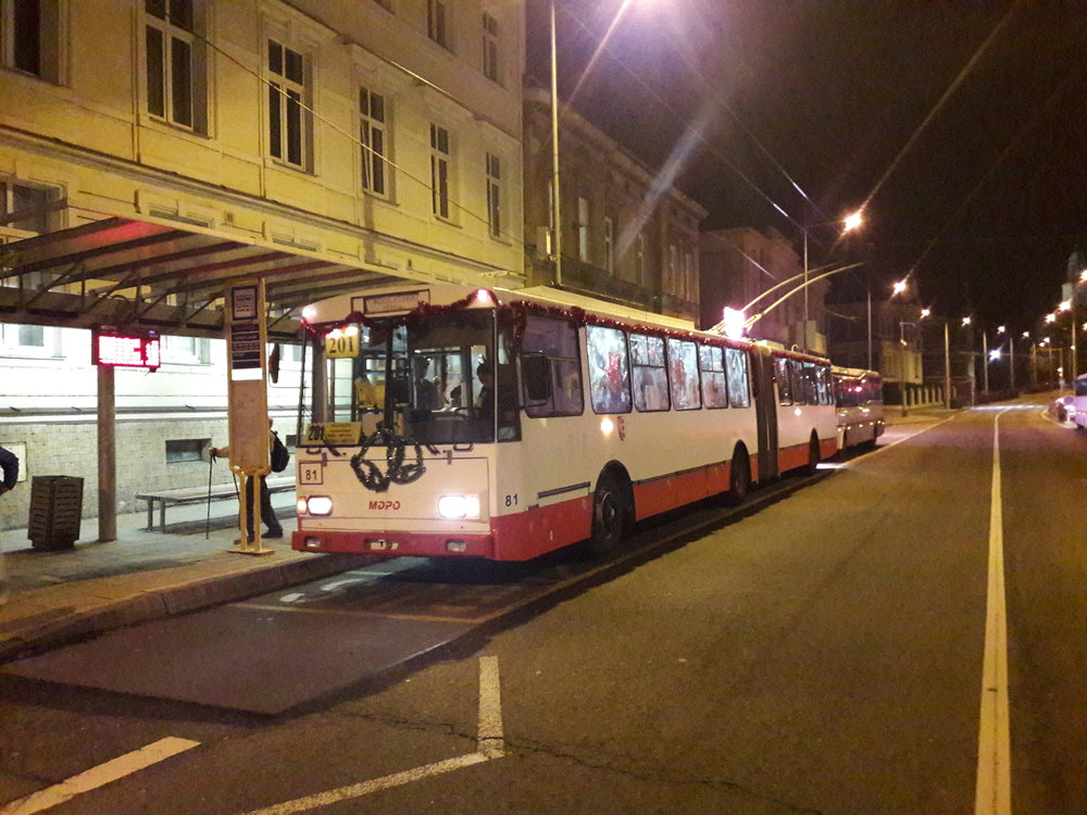 Trolejbus krátce po půl šesté.