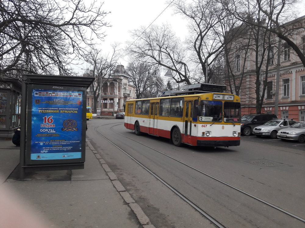 A tady jeden vůz typu ZiU-682G [G00] z roku 1993. Snímek byl pořízen nedaleko místního lunaparku.
