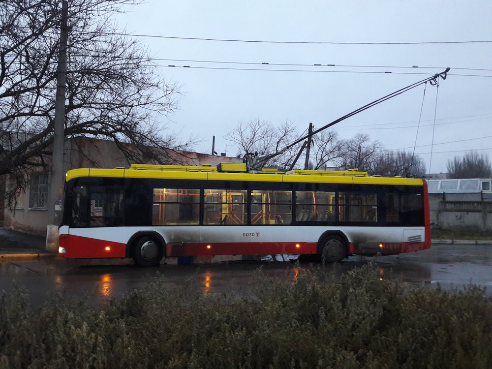 Trolejbus BKM 321 na západě města.