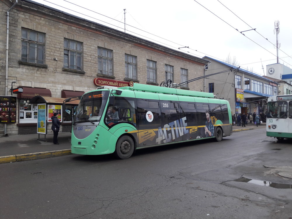 Na konečné LAZO v Benderech vidíme vůz BKM 420030 «Vitovt». Vitovtů má Tiraspol jen dva kusy, oba vyrobené roku 2012. (foto: Vít Hinčica)