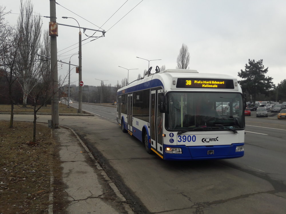  Parciální trolejbus na lince č. 30 přijíždí od letiště na nejjižnější bod kišiněvské trolejové sítě Grădina botanică. 