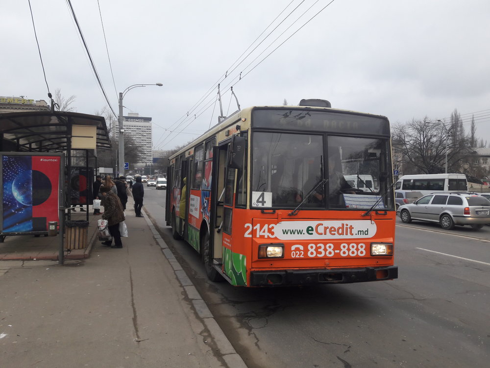 Trolejbus typu Škoda 14TrDT/6M (r. v. 2004) u centra města dne 31. 12. 2018.