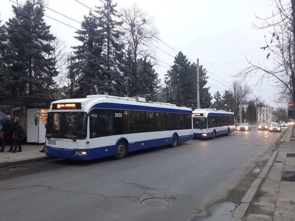  Zastávka Grădina Publică v centru města.  