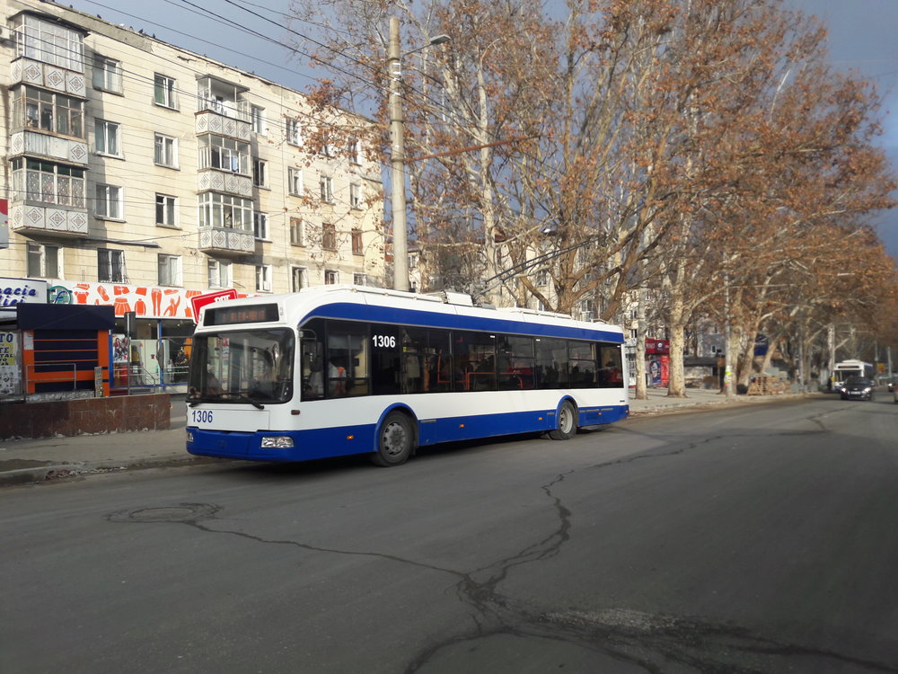  U zastávky Cinematograful "Flacăra" na západě města. 