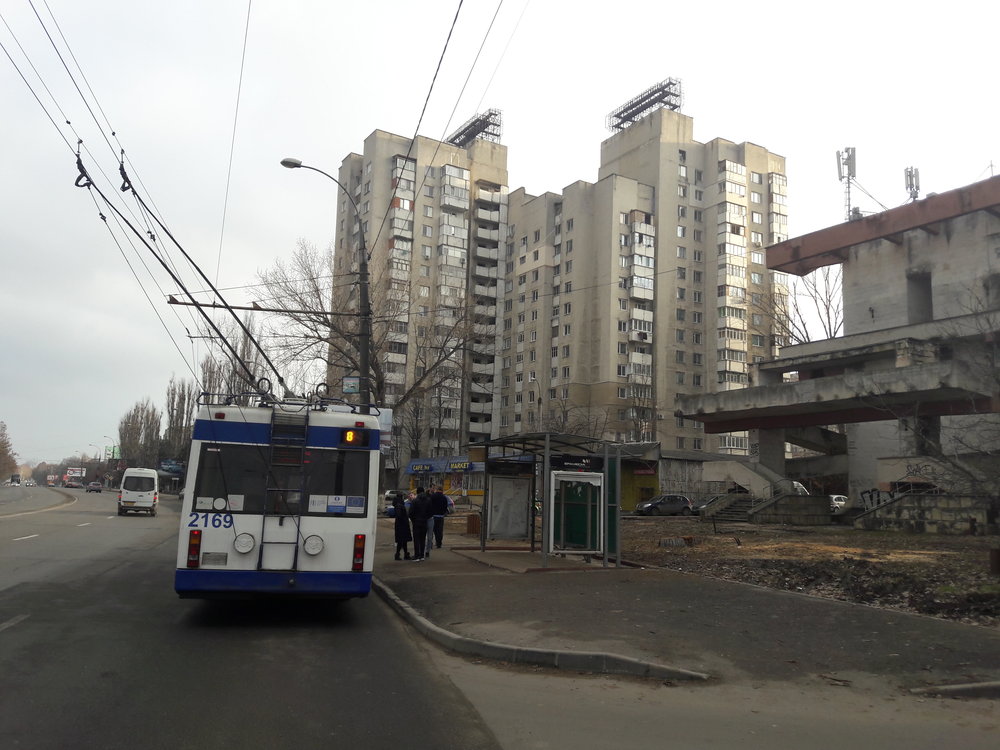  Nástupní (a také občas i výstupní) zastávka konečné Universitatea Agrară na severozápadě města. Pohled směrem do centra poté, co se trolejbus přes cestu obrátil a projel i smyčkou (viz další obrázek). Podivných objektů, jako je ten vpravo, má Kišiněv docela dost. 