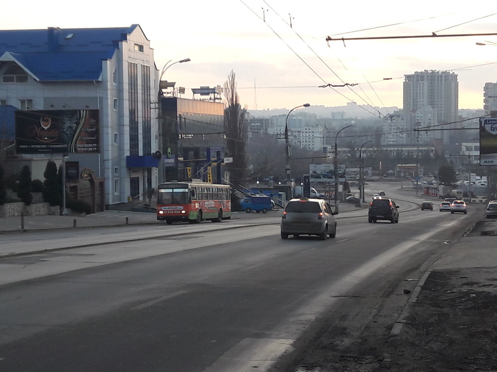 Trolejbus Škoda 14TrDT/6M ev. č. 3827 se na severovýchodě města dne 1. ledna 2019 šplhá po ulici Calea Orheiului do kopce. (foto: Vít Hinčica)