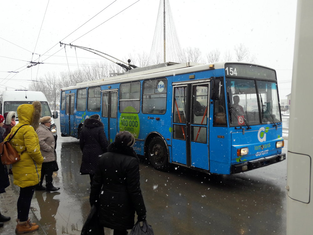Nahoře: Tentýž trolejbus u zastávky Avtovokzal.
Vpravo: jízdenka v hodnotě zhruba 3,5 Kč.