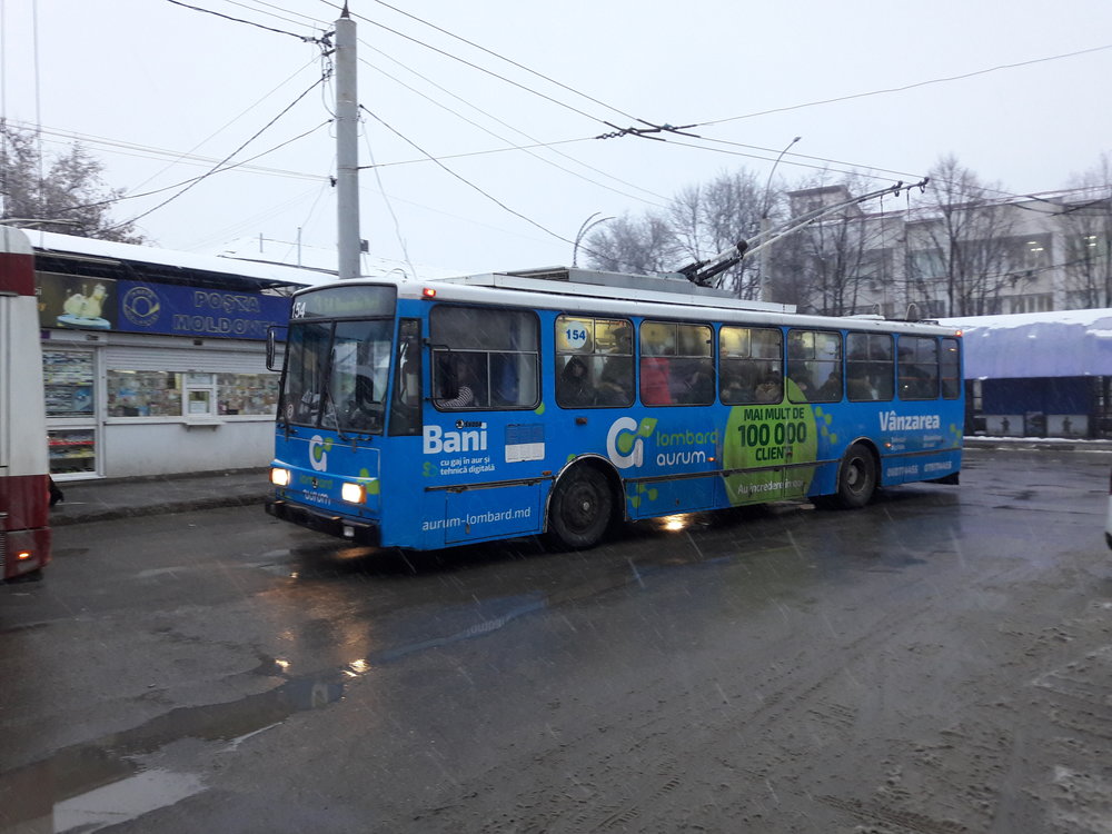 Jezdí! Jediná “čtrnáctka M” na severu Moldavska zatím odolává náporu cestujících. Dne 2. 1. 2019 byla zachycena na zastávce Centr. (foto: Vít Hinčica)