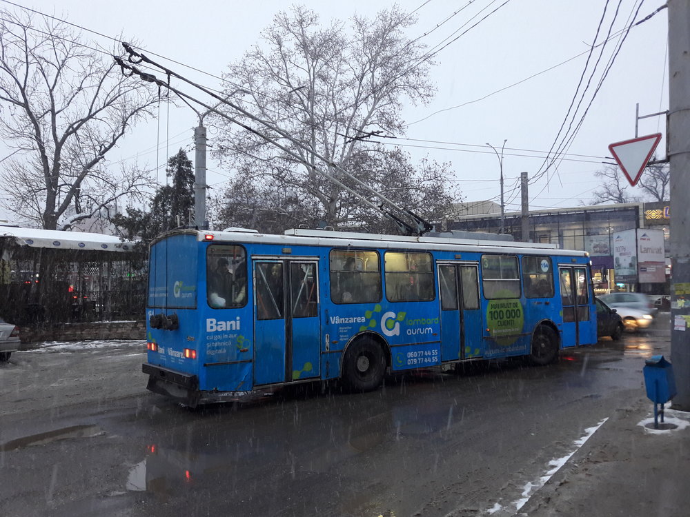Trolejbus české výroby vyjíždí ze zastávky Centr.