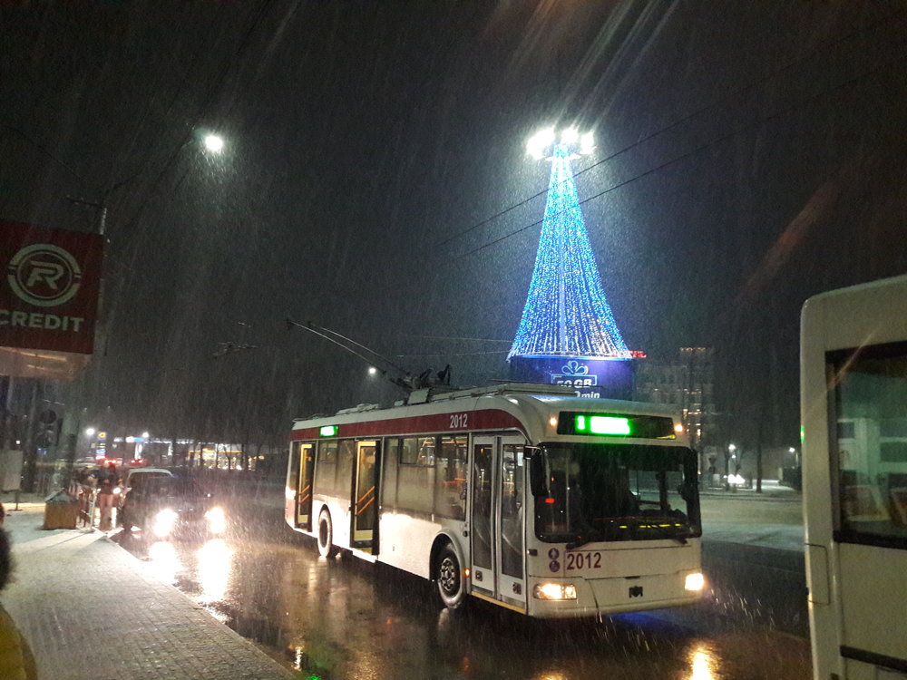 Večer 2. 1. 2019 u autobusového nádraží a s padajícím sněhem.