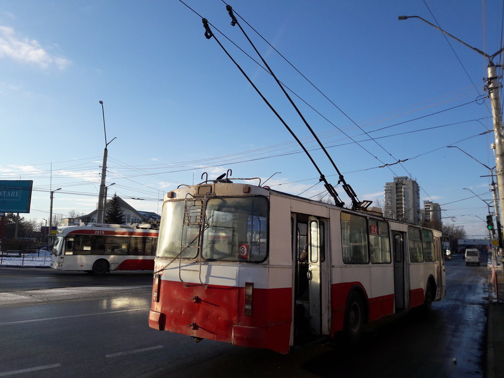 U autobusového nádraží se 3. 1. 2019 promenádovaly starý a nový trolejbus.