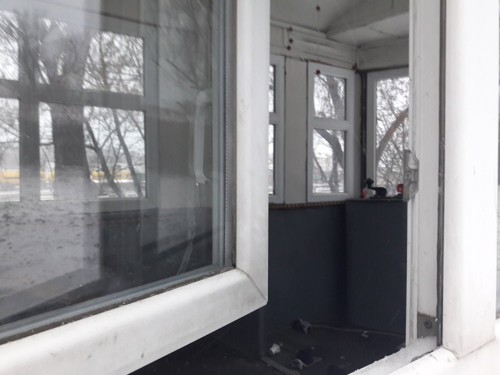 Toto není pohled do zahradního domku, ale historického vozu města Černovice.