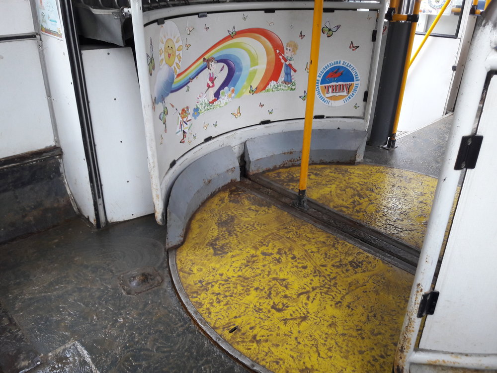 Během různých příležitostí jsou ve spolupráci s&nbsp;dopravcem, Ternipil’elektrotransem, od roku 2015 místní trolejbusy různě zdobeny (naposledy třeba na&nbsp;téma “svět profesí”). Na&nbsp;snímcích z&nbsp;5. 1. 2019 ex-zlínský (ex-ev. č. 349, dnes 160) vůz s&nbsp;dětsky laděnou výzdobou. K&nbsp;levému snímku ještě podotkneme, že ačkoli nepanovaly nijak extrémně nízké teploty, místní občané na&nbsp;přilehlé vodní ploše bruslili, nebo vysekávali díry, aby si ulovili rybu.