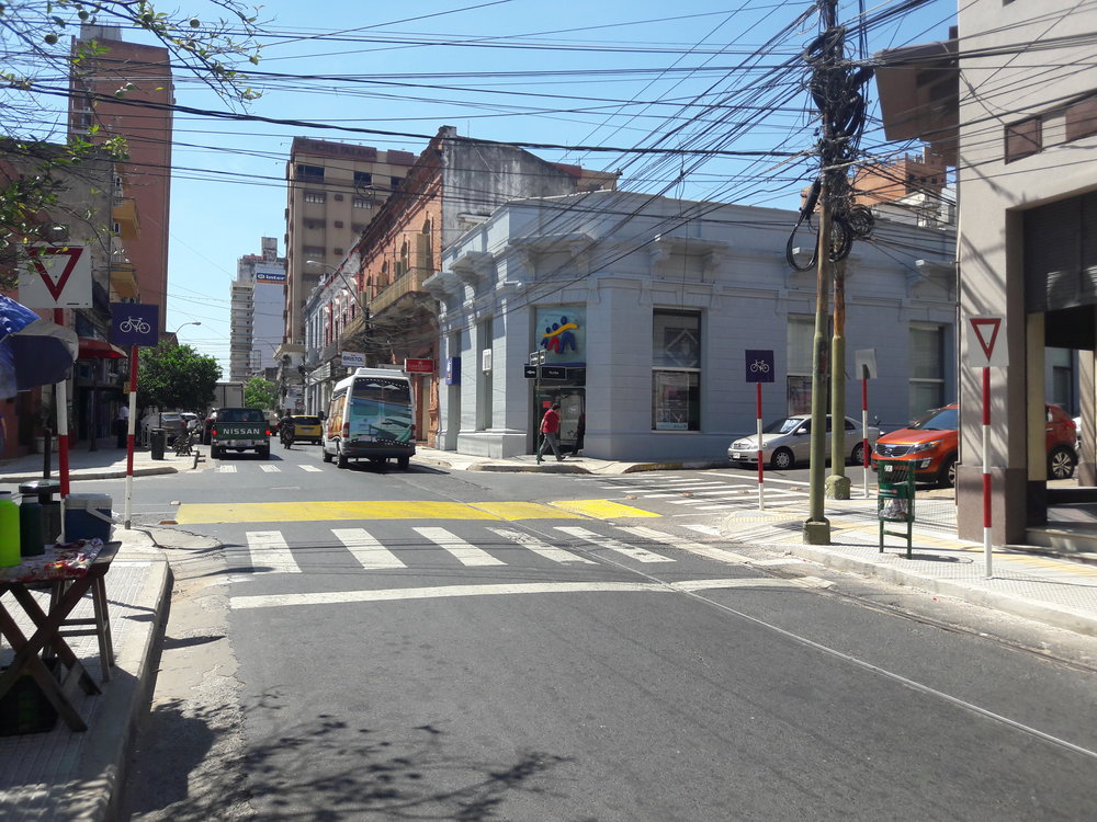  Třetí z tří dalších souběžných ulic (vzhledem k ulici Paraguayo Independiente), kudy tramvaj vedla, a sice 25 de mayo, ještě ukrývá poměrně zachovalou kolej.  