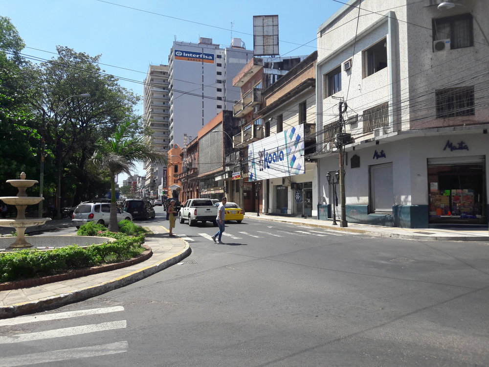  A zde už jsme na jihozápadním okraji Plaza Uruguaya. Jedná se o čtvercové náměstí, kolem kterého mohly tramvaje jezdit dokola.  