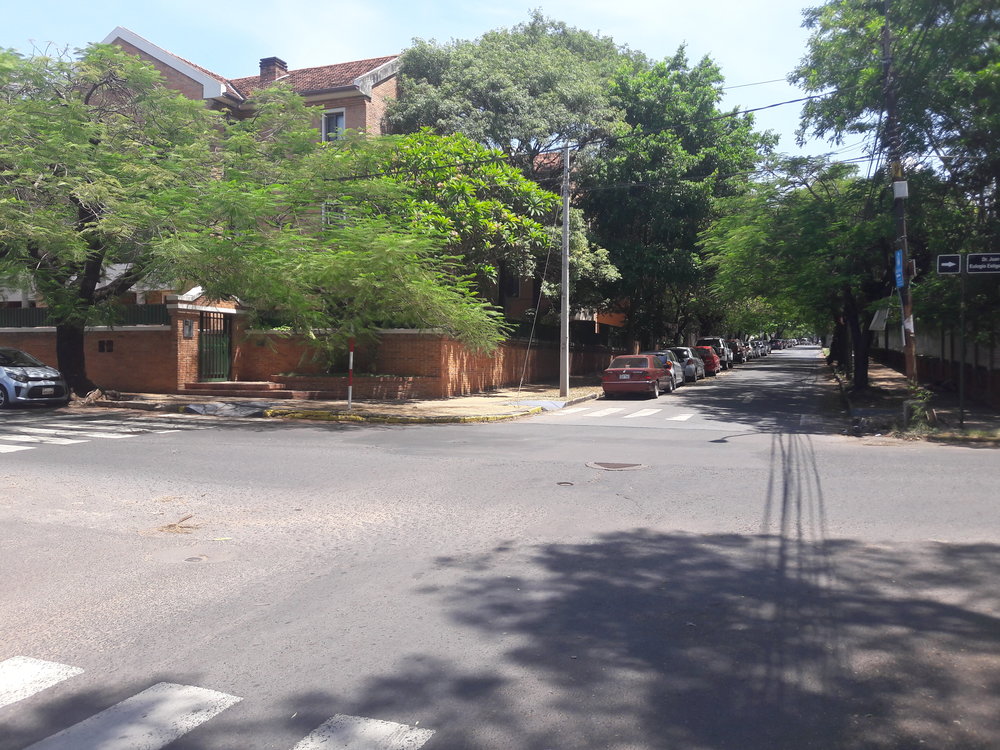  Křížení ulic Cruz del Chaco a Guido Boggiani (koleje vedly doleva; viz plánek Allena Morrisona).  