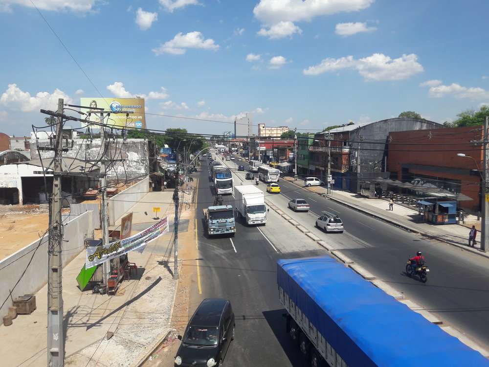  Avenida Eusebio Ayala ze třídy Madame Lynch. Někde pod tímto mostem tramvaj kdysi končila, tehdy tam ovšem most nebyl.  