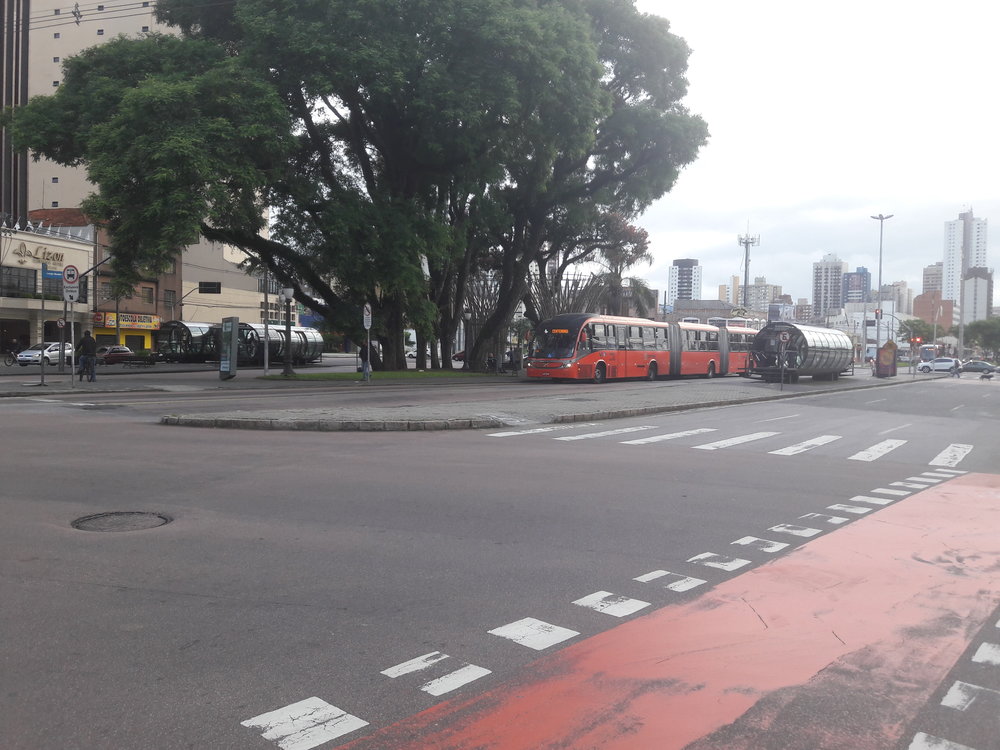 Curitiba má nejstarší BRT systém na jižní polokouli. V pořadí na světě jí dle některých zdrojů patří 1. místo, dle dostupných údajů byla ale rychlejší o pár měsíců Ottawa. Snímek je z 5. 2. 2019. (foto: Vít Hinčica)