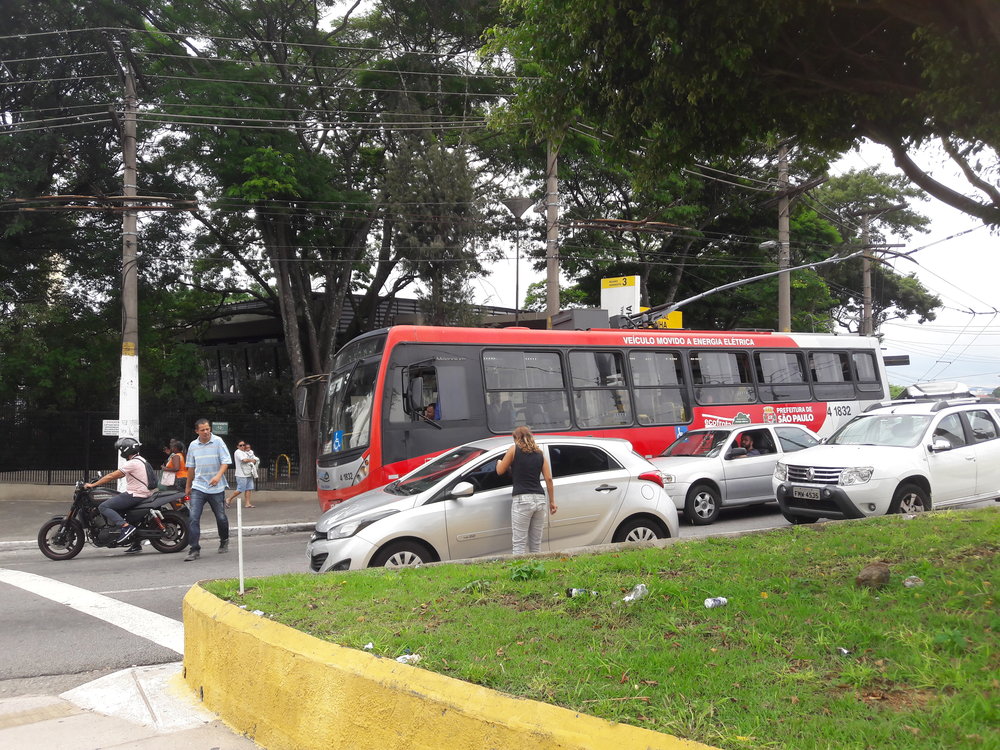  Trolejbus po výjezdu z terminálu Penha dělá “kolečko”.  