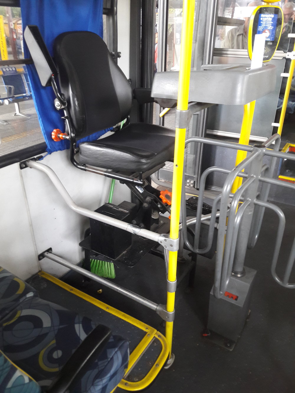  Stanoviště pro průvodčí v městských trolejbusech připomíná bidýlko. Není pro ně ovšem pohodlné, protože jejich nohy kolidují s otáčejícím se turniketem. 