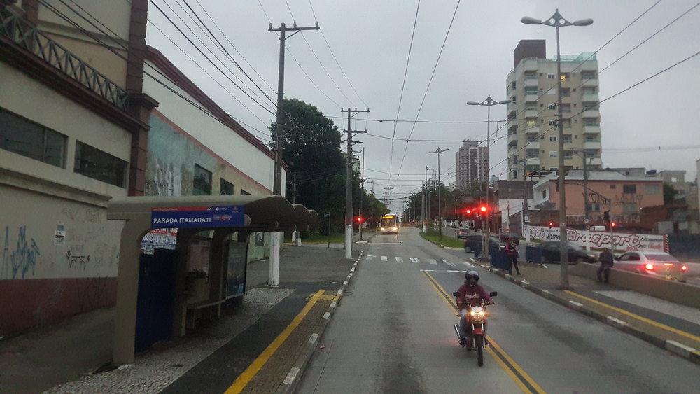 Koridor ABD je z více než 90 % vyhrazený pouze MHD, na své elektrifikované části především trolejbusům.