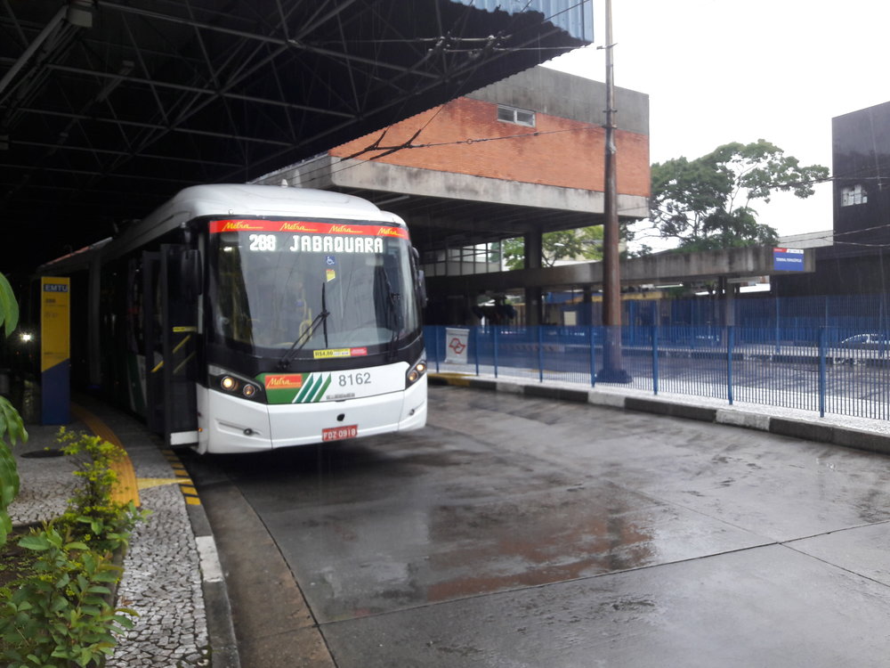  Terminál Ferrazópolis na jihu města São Bernardo do Campo. 18m trolejbus je připraven na cestu do São Paula.  