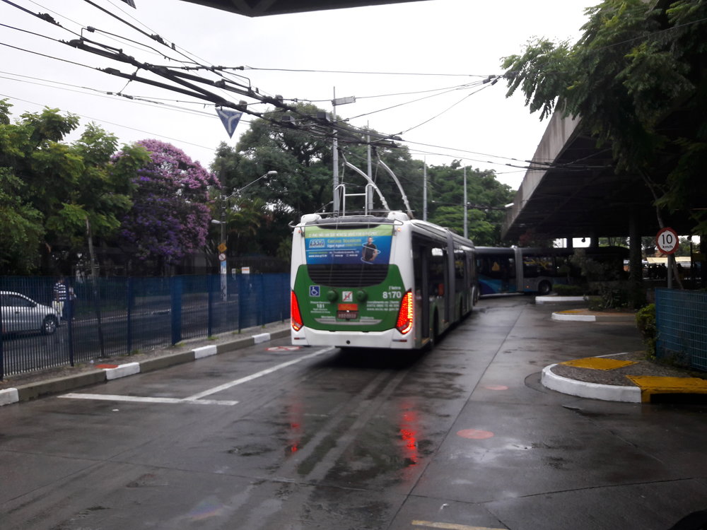 Terminál Jabaquara se nachází na katastru São Paula. Trolejbusy, které provozuje Metra, sem byly dovedeny před několika lety. Na terminálu je možné přestoupit na městské, příměstské, meziměstské a dálkové autobusové linky a také na fialovou linku metra. Na snímku trolejbus Caio Millennium BRT zajíždí po vysazení cestujících pod střechu nádraží. 