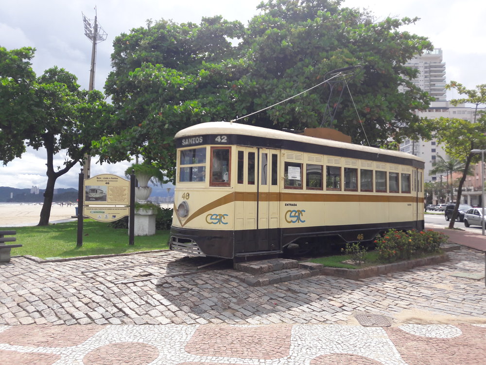 Tramvaj ev. č. 46 skončila jako turistický stánek a od konečné trolejbusové linky č. 20 je vzdálena sotva půl kilometru. Pláž u oceánu, která je na snímku viditelná, je velká, poměrně čistá, sociální zařízení jsou snesitelná, přičemž jsou zadarmo, a v místních jídelnách se dá dosyta najíst za ceny od 100 do 200 Kč (bez nápojů). (foto: Vít Hinčica)