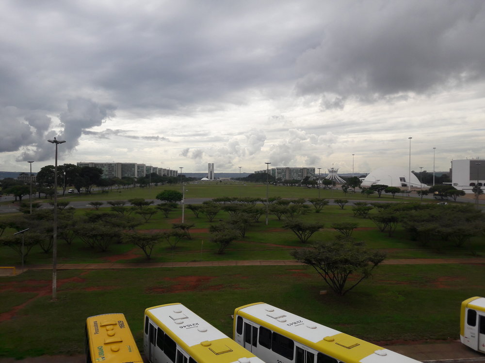 Pohled z horní části dopravního terminálu na spodní část Monumentální osy, kde jsou po stranách k vidění federální ministerstva a uprostřed budova národního kongresu. O pár metrů dál za zády fotografa se nachází, ovšem v podzemí, výchozí stanice obou linek metra.