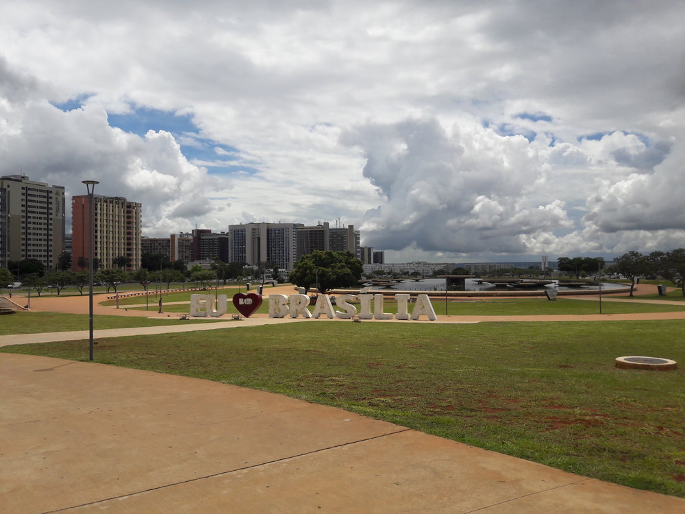 Rychlodrážní tramvaj měla jezdit pod velkou fontánou zprava doleva (a také naopak), tj. křížit Monumentální osu. Trať metra končí dále tam, kde jde vidět bílou budovu.