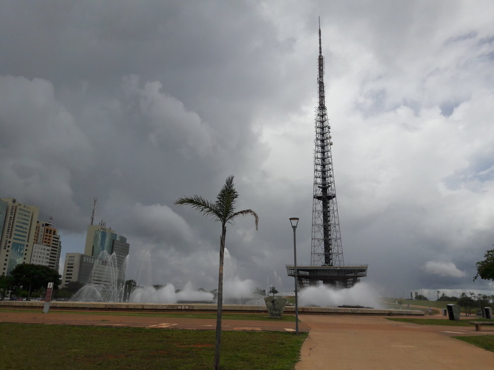 Impozantní věž na Monumentální ose, dokončená roku 1967, t. č. na rekonstrukci. Věž jako jednu z mála velkých staveb netvořil Niemeyer, ale sám Lúcio Costa.