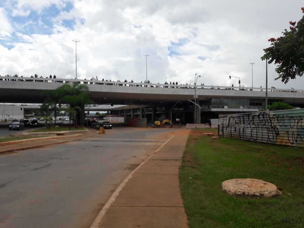 Dopravní terminál ve špičce na čtyřech snímcích (poslední ukazuje vchod do stanice Central). Ačkoli se to ze snímků možná nezdá, jedná se zároveň o jedno velké tržiště, na kterém obchodují i různí podivní jedinci, je tedy nutné být opatrný na své osobní věci.