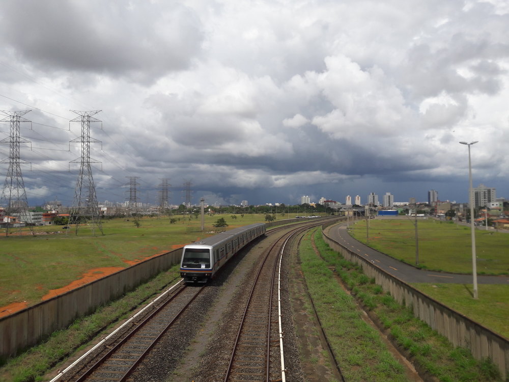 Metro na oranžové lince vyjíždí ze stanice Samambaia Sul a směřuje na konečnou Terminal Samambaia. (foto: Vít Hinčica, 8. 2. 2019)