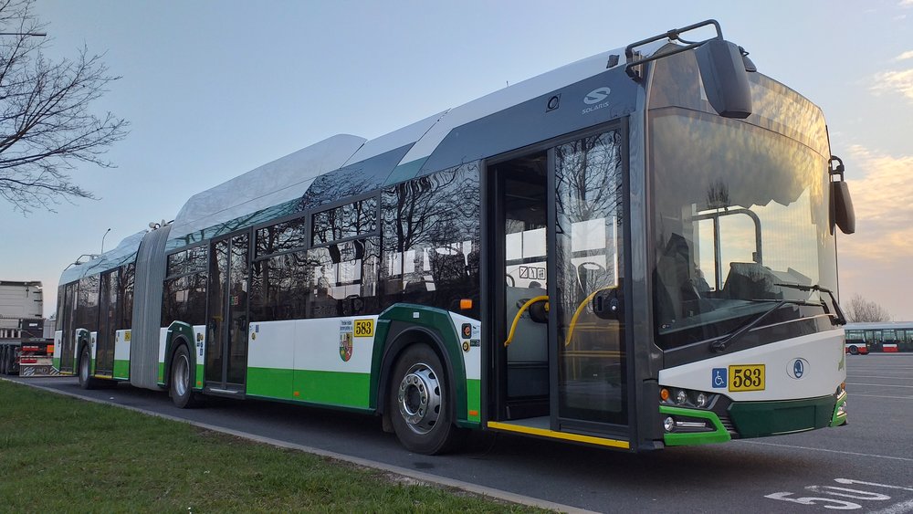 První kloubový parciální trolejbus dorazil do Prahy. Jen na zkoušku. (foto: Šimon Hořický)