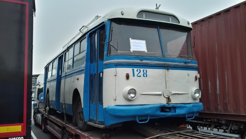 Trolejbus Škoda 9 TrHT28 v Paskově při převozu do Brna.