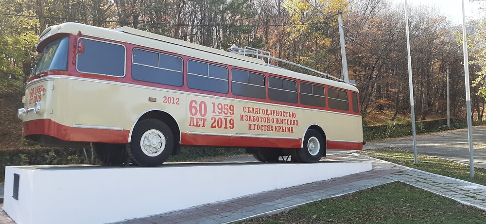 Loni byl při příležitosti 60. letého výročí Krymského trolejbusu obnoven i tento památník. (foto: Krymtrollejbus)