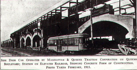 Stanice nadzemní dráhy společně s jednou z tramvají na bateriový pohon. Provoz těchto nízkopodlažních vozů ovšem nebyl v New Yorku příliš úspěšný. (zdroj: Wikipedia.org)