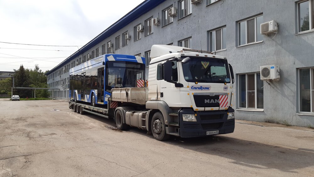 Naložený trolejbus z první dokončené 5kusové série pojede stejně jako ostatní do Petrohradu po silnici a uvidí tak značný kus Ruska. Dalších pět vozů, které se momentálně dokončují, bude podobná pouť čekat již za několik dní. Snímek je z 22. 5. 2020.