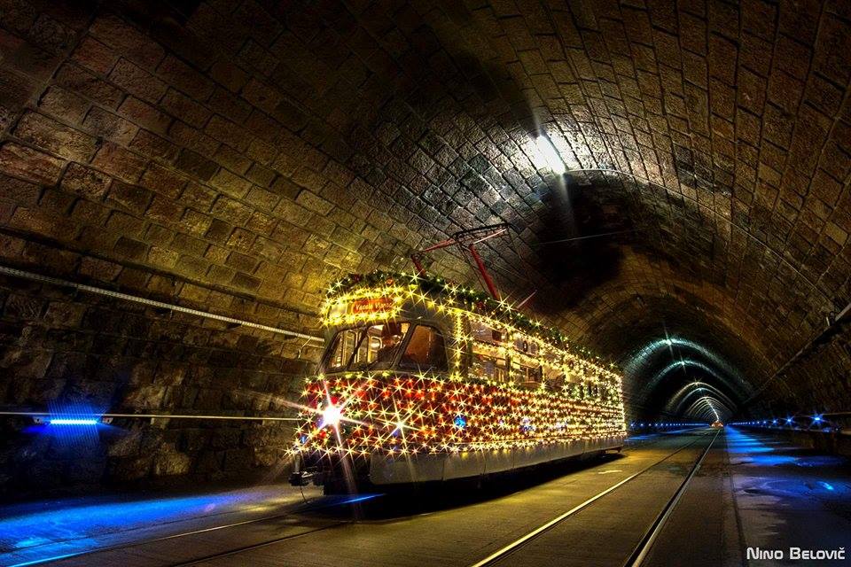 Vůz T2 ev. č. 215 v tunelu pod Bratislavským hradem. (foto: Nino Belovič)