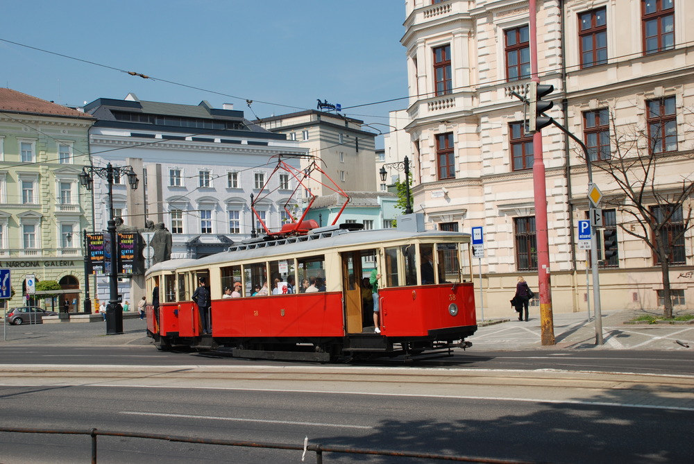 Vůz ev. č. 38 na ilustračním snímku z jara 2013. Tramvaj byla vyrobena v roce 1958 a je považována za poslední dvounápravový vůz zkonstruovaný v Československu. (foto: Libor Hinčica)