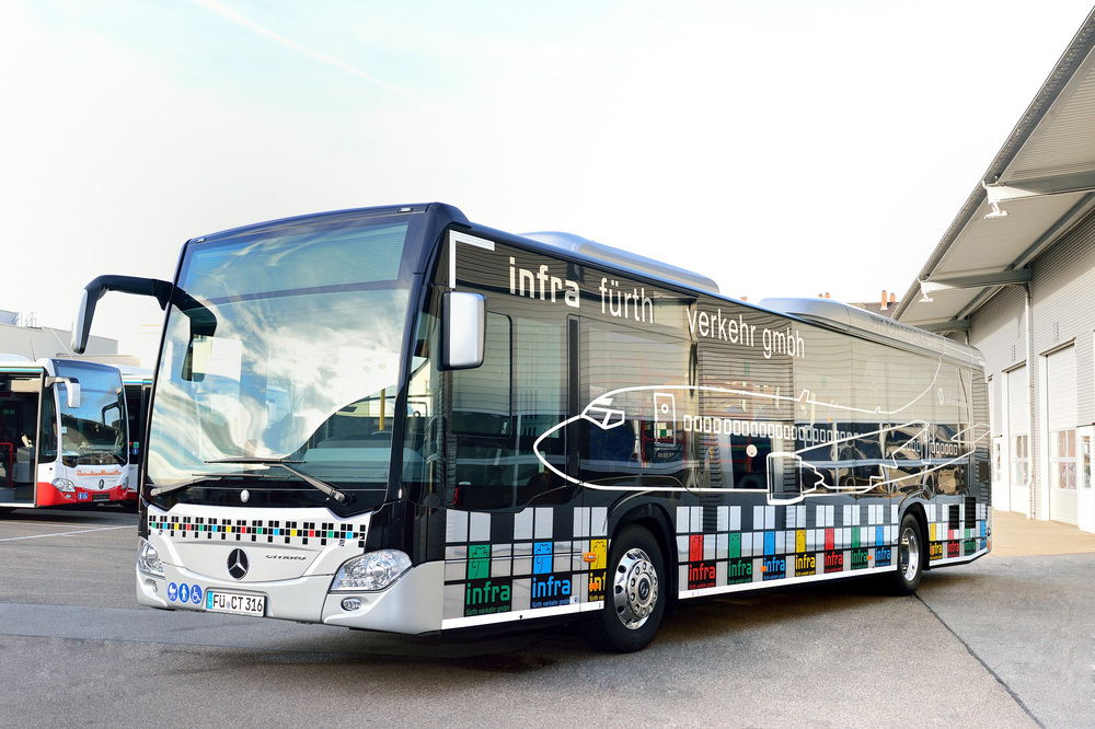Jeden ze sedmi nových autobusů Mercedes-Benz Citaro LE u infra fürth verkehr gmbh. Tento vůz navíc odpovídá provedení Citaro LE Ü, tedy příměstské verzi. (foto: EvoBus)