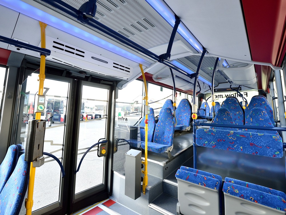 Pohled do interiéru autobusu Mercedes-Benz Citaro LE Ü s dobře patrnou vzduchovou clonou nade dveřmi. (foto: EvoBus)
