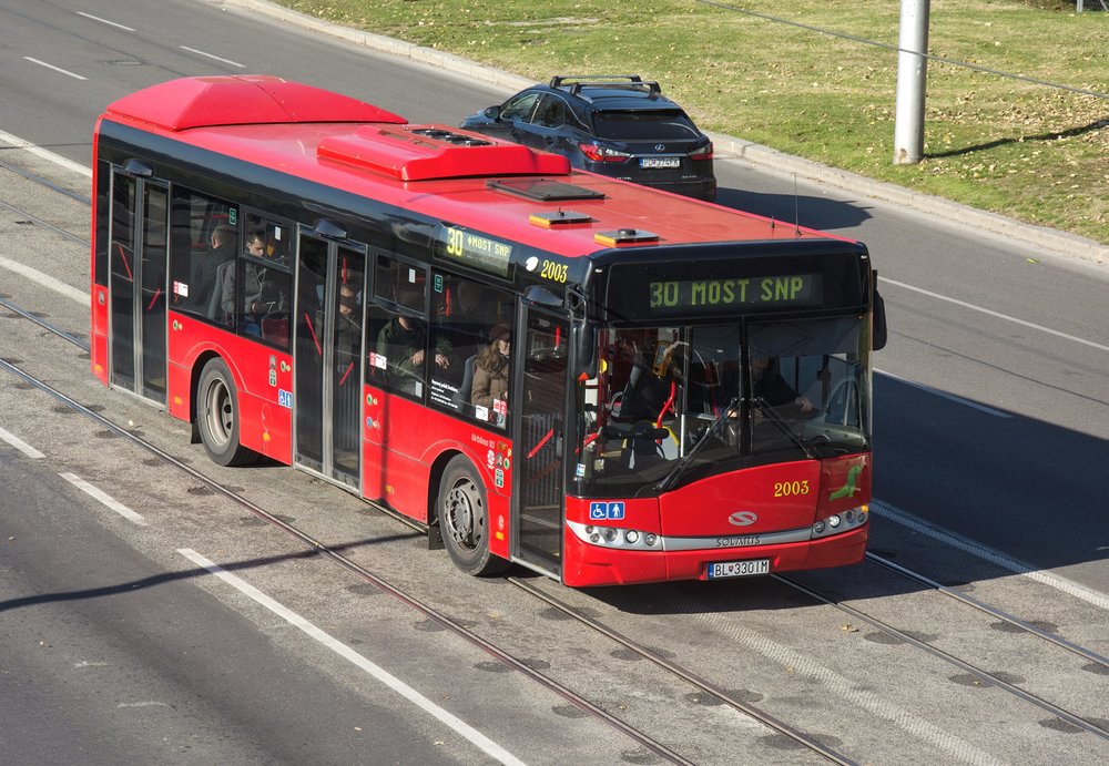 Bratislava zaobstarala v rokoch 2014 a 2015 celkom 10 autobusov Solaris Urbino 10. Teraz by k nim malo pribudnúť ešte 6 kratsích vozov Urbino 8,6. Ostatné časti veľkého tendra vyhrali SOR a Iveco Bus.(foto: Henrich Kleiner)