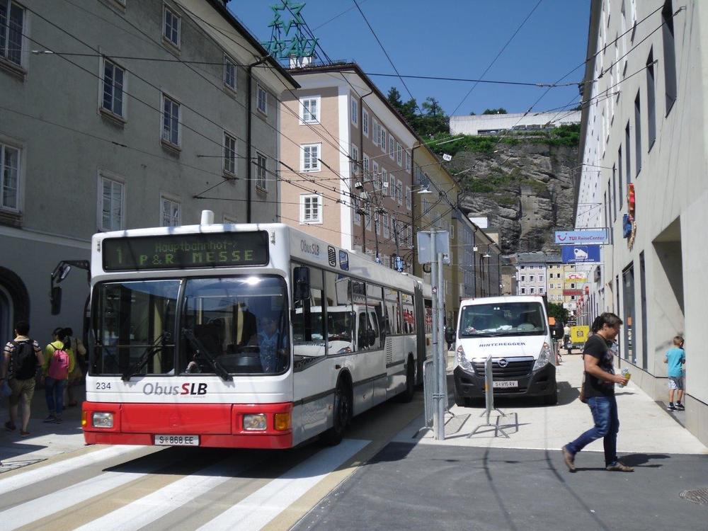 Trolejbus zachycený na nové pěší zóně v centru města, kde byl omezen průjezd trolejbusů odkloněním linek č. 7 a 8. Na snímku je jeden z 22 provozních vozů Gräf & Stift/MAN typu NGT 204 M 16 ev. č. 234. (foto: Gunter Mackiner)